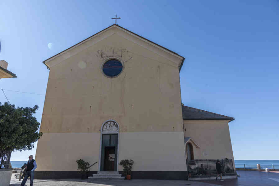Italia - Génova 134 - barrio de Boccadasse - iglesia de San Antonio de Padova.jpg